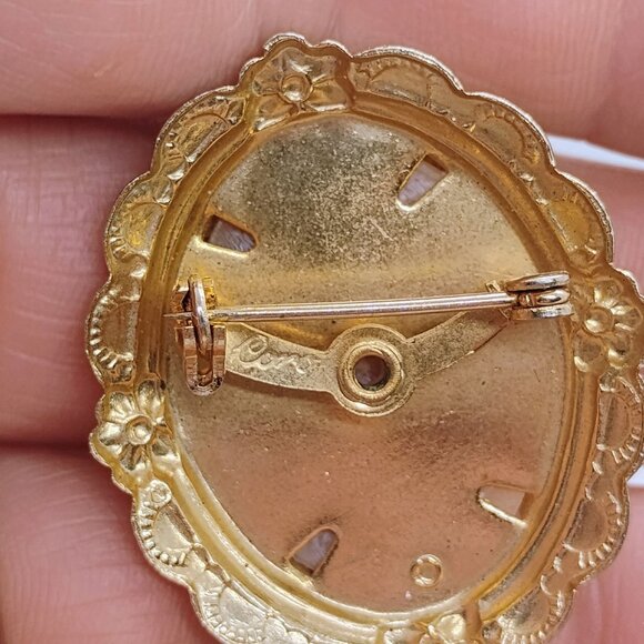 Vintage Coro Shell Carved Cameo Brooch Left Facing in Gold Tone Floral Setting - Picture 3 of 5